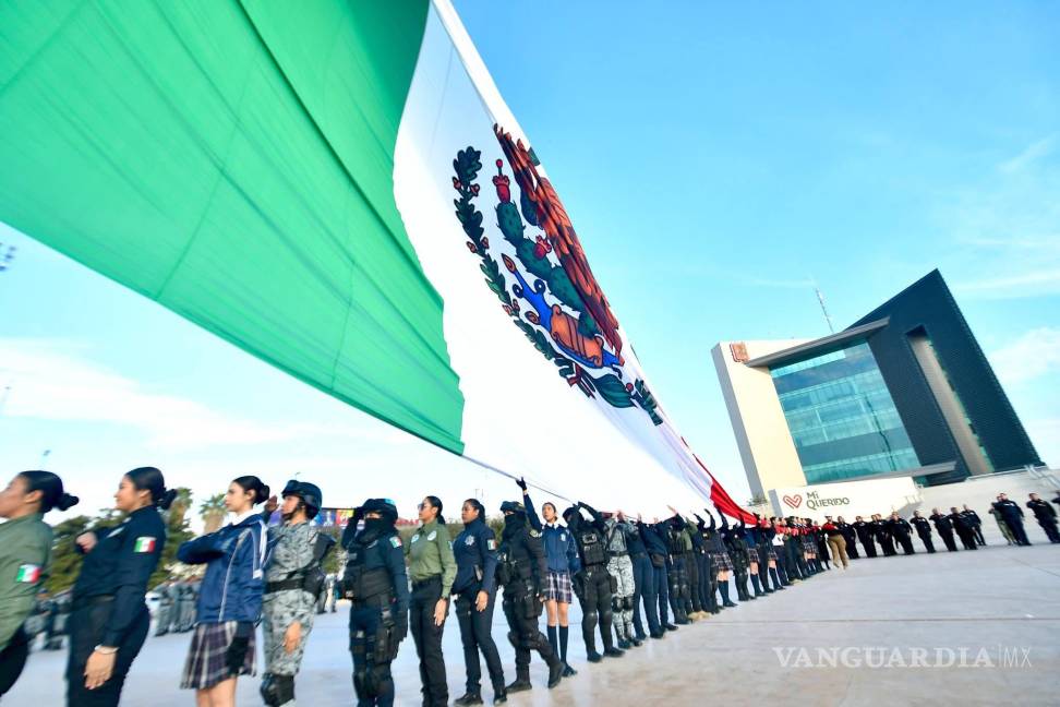 $!Autoridades municipales, estatales y mandos de las Fuerzas Armadas participaron en el acto cívico con el que se inauguraron en Torreón las actividades del Mes del Ejército y la Fuerza Aérea Mexicanos.
