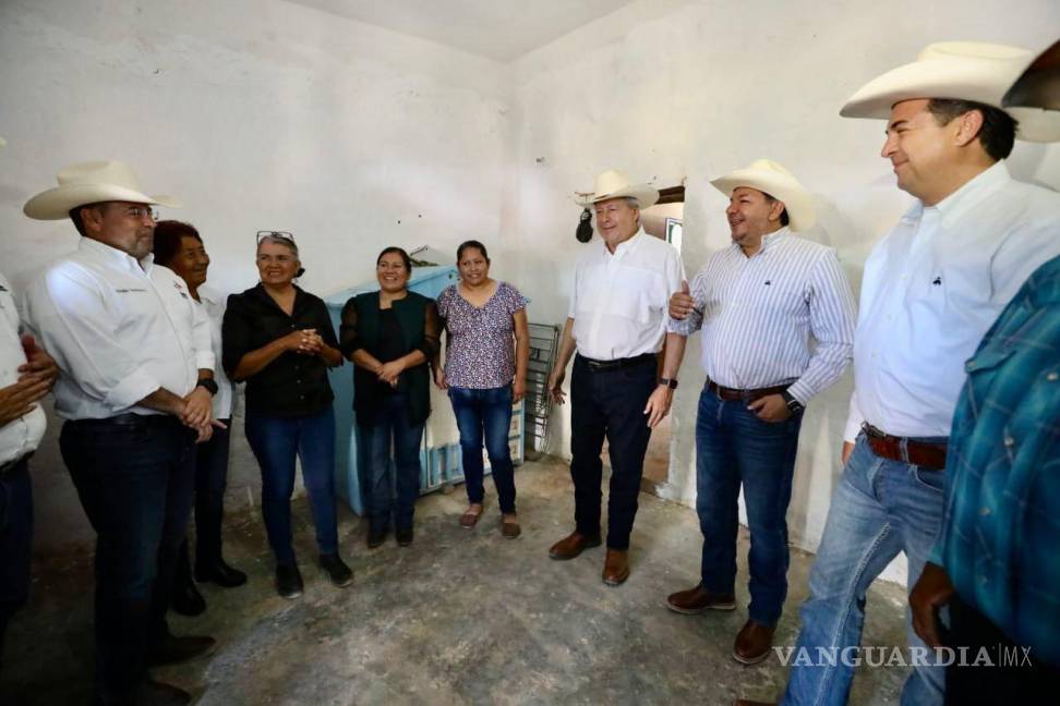 $!En colaboración con el Club de Leones de Saltillo, el Alcalde puso en marcha la rehabilitación de un pozo en el ejido Tanque Escondido.