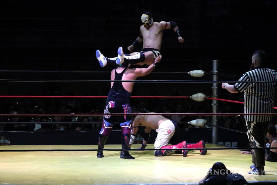 Magia y lucha libre cautivan a los saltillenses