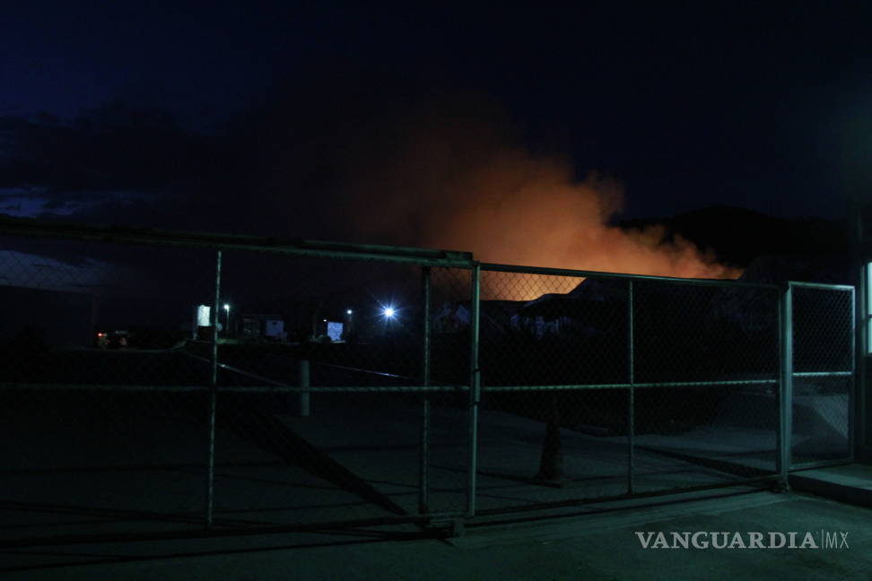 $!Voraz incendio consume toneladas de paja en granja del ejido Huachichil en Arteaga
