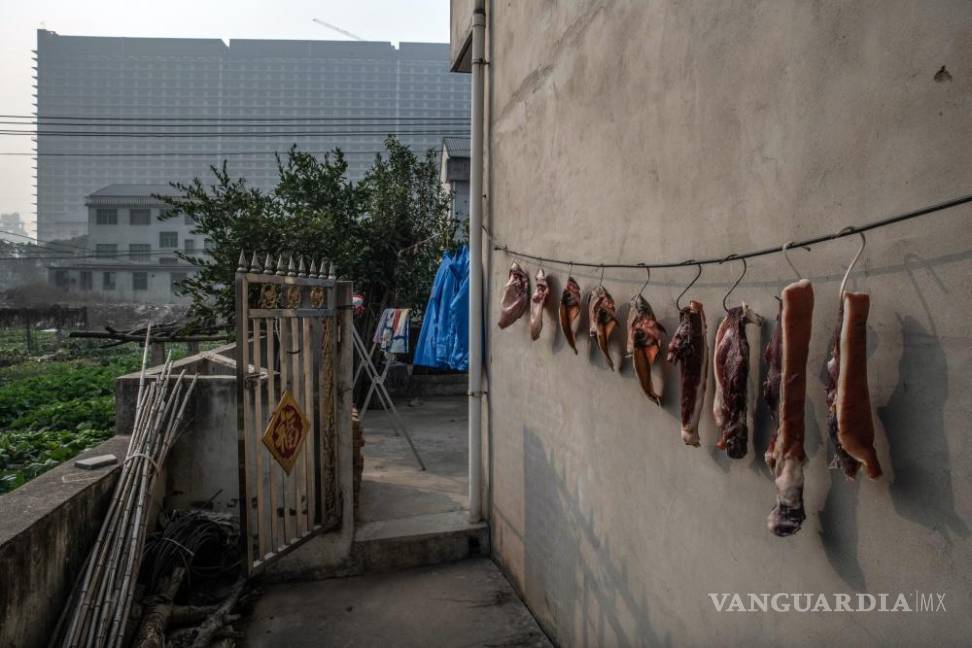 $!La panceta de cerdo se seca en la aldea de Gang Biansun, cerca de la granja de cerdos urbana en las afueras de Ezhou, China.