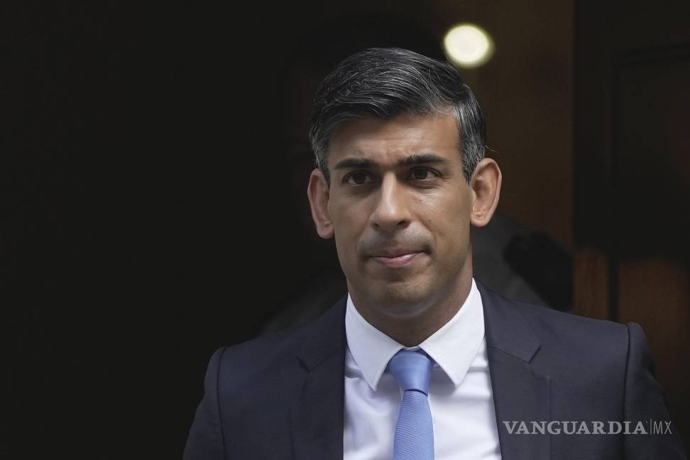 Mientras Rishi Sunak, primer ministro británico, pondera el servicio de Isabel II a un año de su muerte, los antimonárquicos protestan