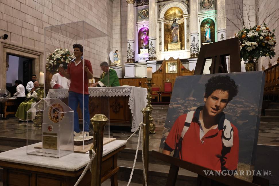 $!La canonización de Carlo Acutis en Roma despertó un fervor mundial que también se vive en Saltillo con la llegada de su reliquia a la Catedral de Santiago.