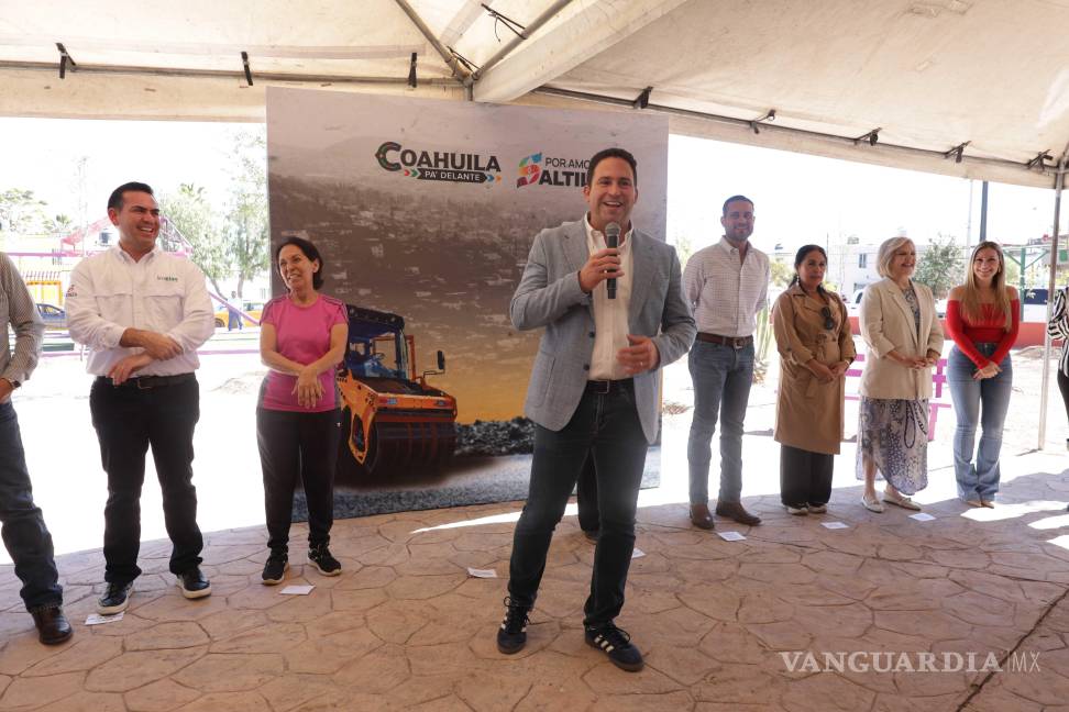 $!Javier Díaz saluda a vecinos durante la presentación de las mejoras en la plaza.