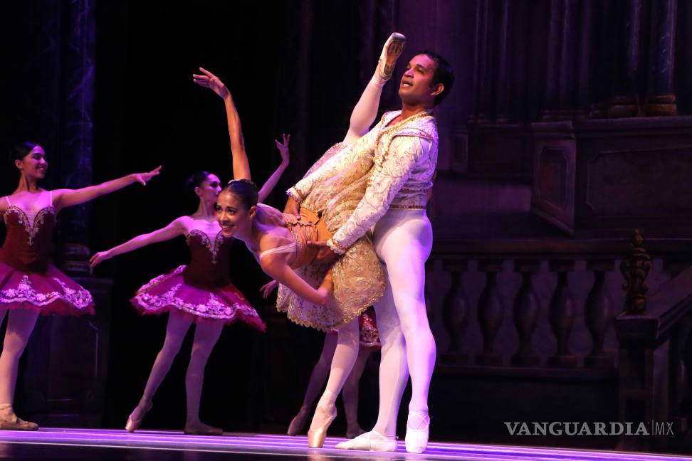 $!Gala Internacional de Ballet deslumbra en el principal escenario de Saltillo