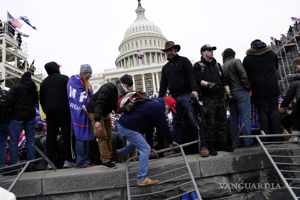 $!Fotografía del 6 de enero de 2021 que muestra a simpatizantes del saliente presidente Donald Trump mientras se toman el Capitolio en Washington, D.C..