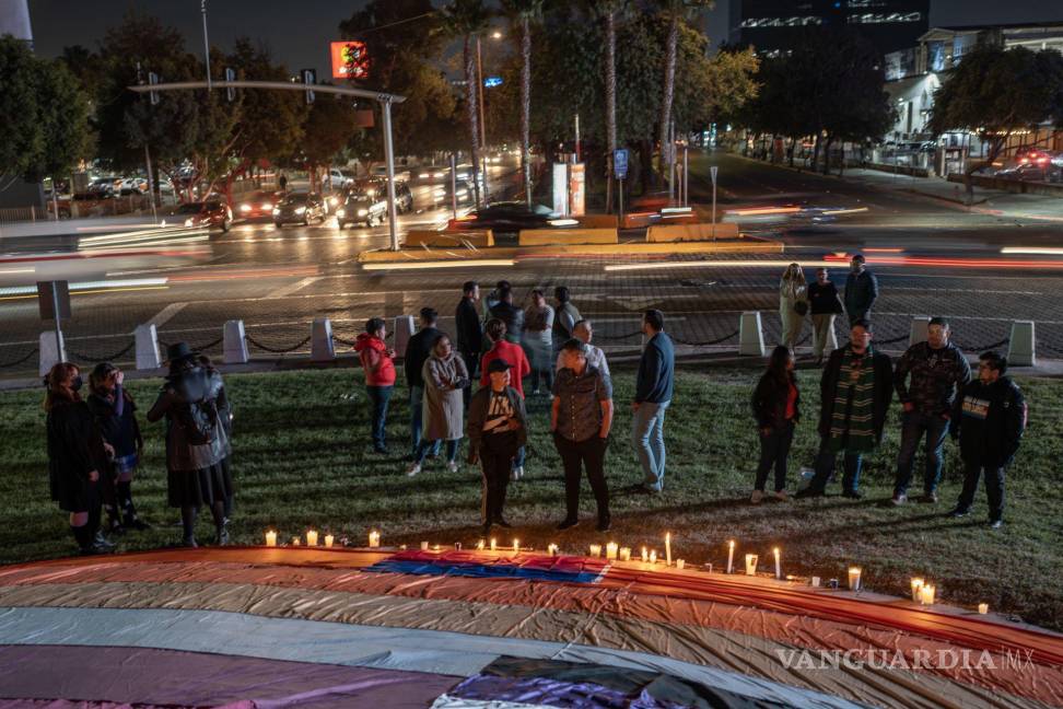 $!Con veladoras en manos, carteles y banderas, decenas de personas de Tijuana se exigieron justicia para Baena.
