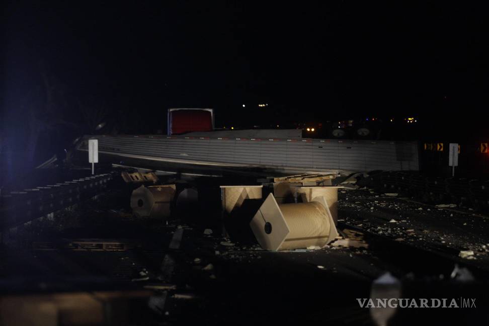 Tragedia en la Matehuala-Saltillo, conductor de tráiler pierde la vida en volcadura