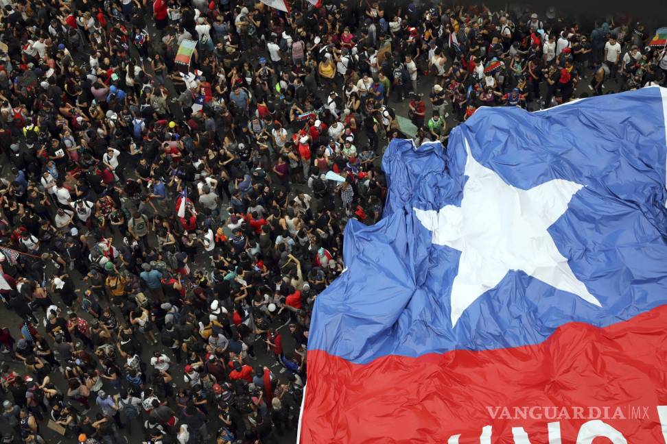 $!Más de un millón de chilenos marchan contra Sebastián Piñera y piden sacar a militares de las calles