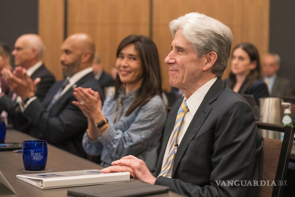$!El Dr. Julio Frenk, a la derecha, sonríe al ser confirmado como el próximo rector de la Universidad de California, Los Ángeles, UCLA.