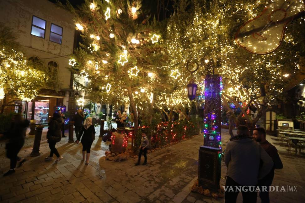 $!Las calles de la ciudad vieja de Damasco, Siria, se ven decoradas con adornos navideños. EFE/EPA/Youssef Basawi
