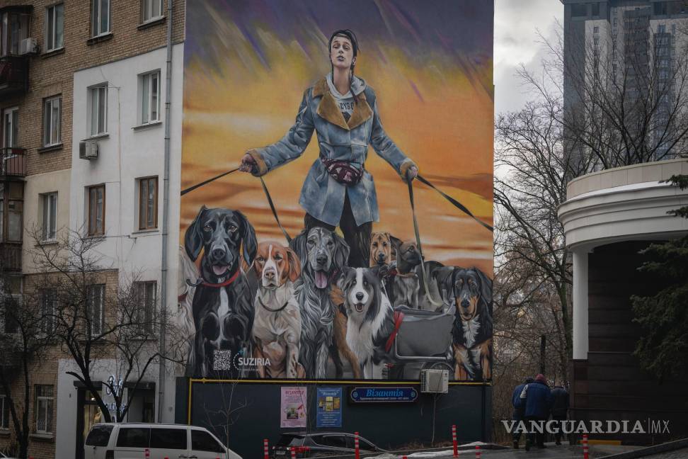 $!Este mural muestra a Anastasia Tykha, voluntaria en un zoo, con perros, en un edificio de apartamentos en Kiev, Ucrania, el 19 de enero de 2024.