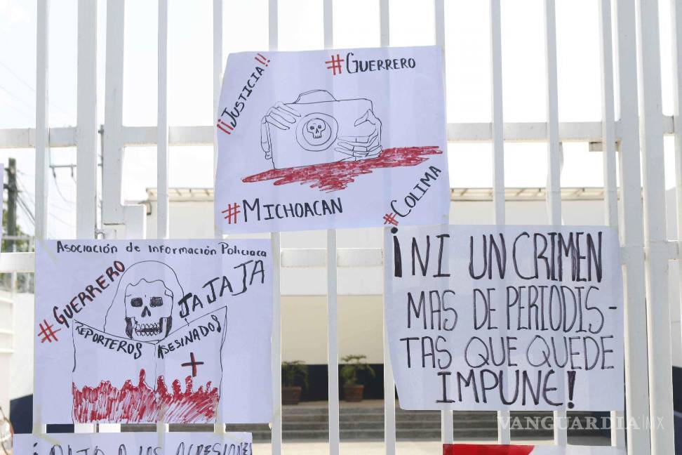 $!Periodistas hicieron un mitin afuera de la FGR en Chilpancingo, Guerrero, para exigir justicia por el asesinato de Mauricio Cruz Solís y Patricia Ramírez González.