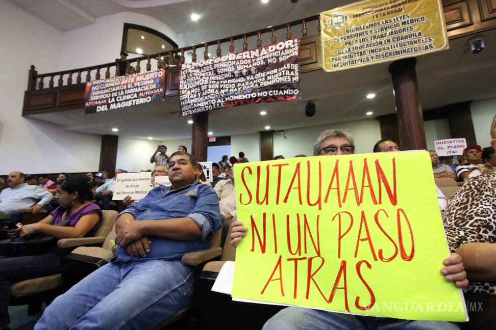 $!Maestros arman plantón en el pleno del Congreso de Coahuila; diputados los ignoran y apagan aire acondicionado