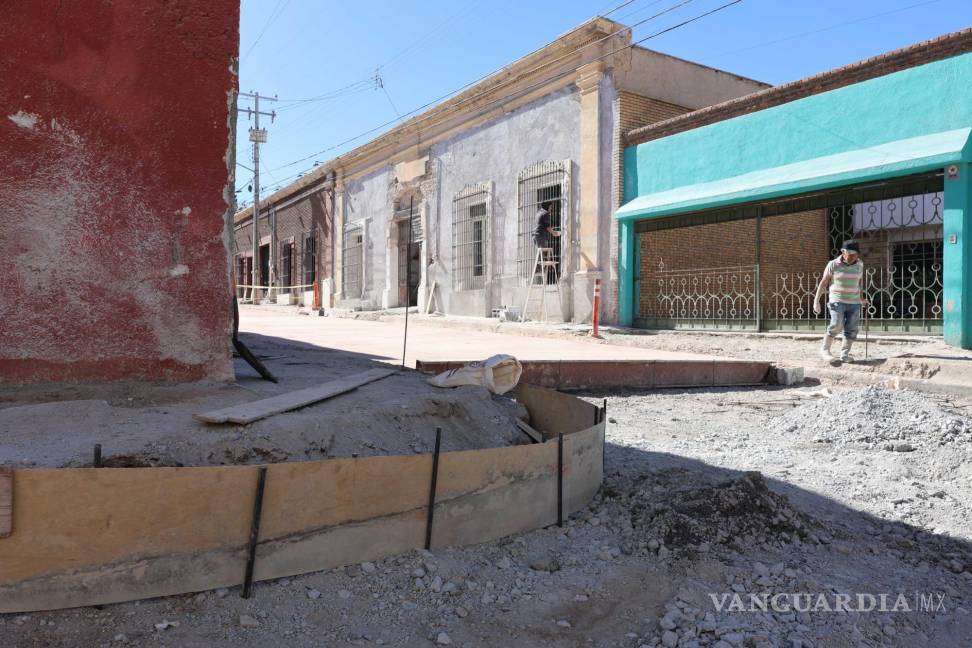 $!A pesar del avance, aún quedan detalles pendientes en las banquetas de algunos tramos de la calle General Cepeda.