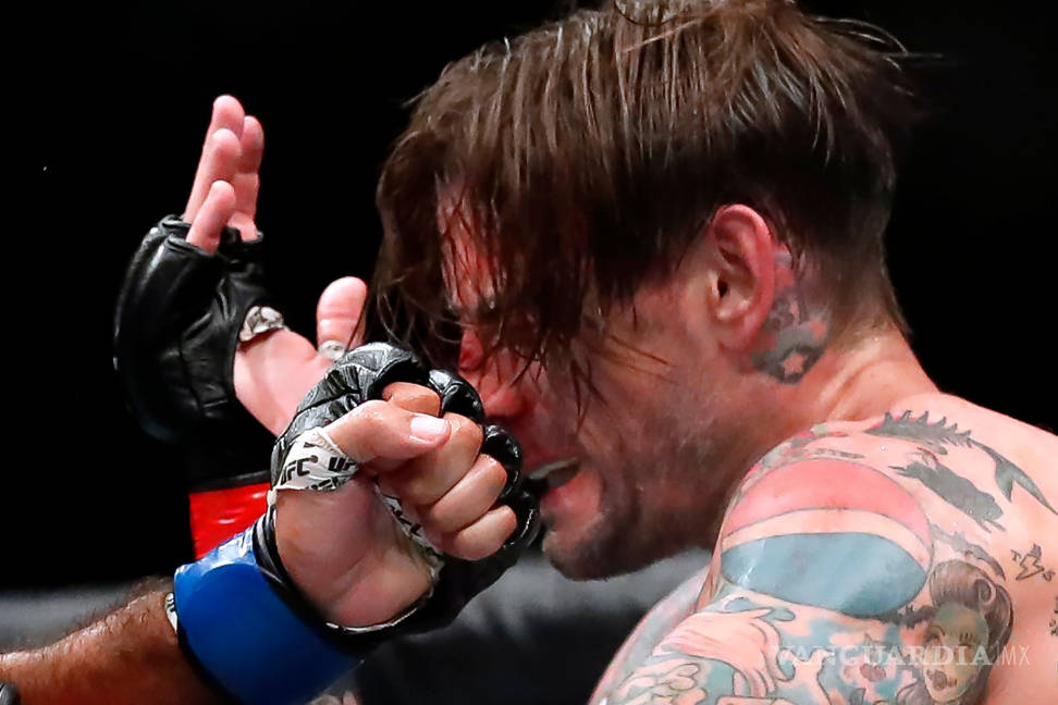 $!CM Punk regresa a las MMA ¡como comentarista!