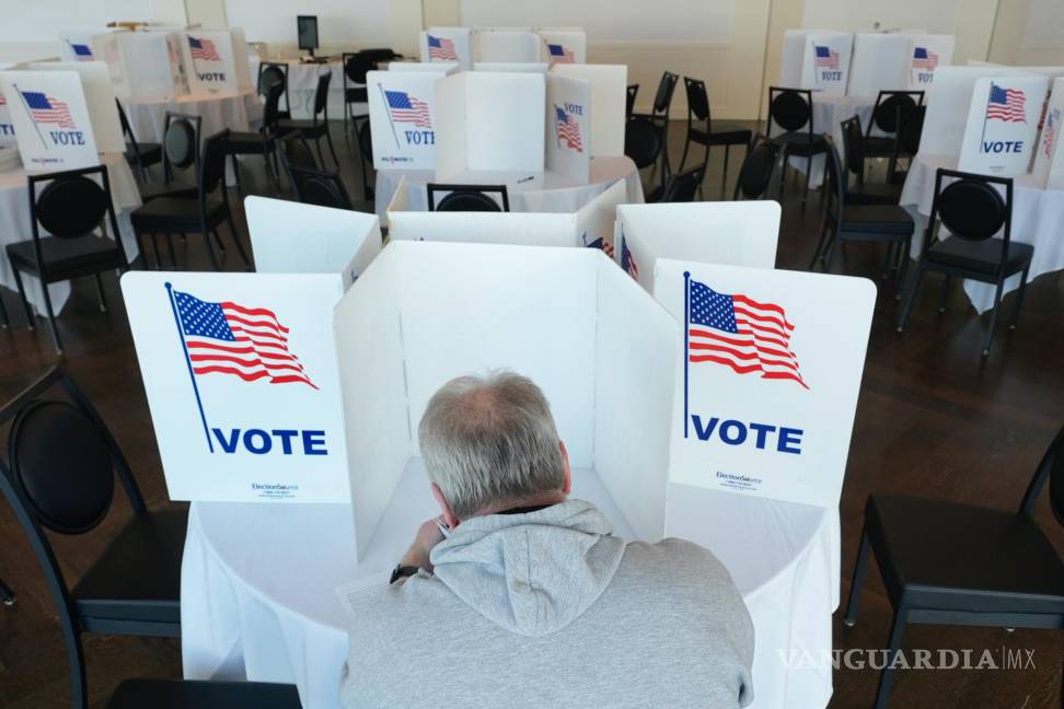 $!Un votante llena su boleta para las elecciones primarias de Michigan en Grosse Pointe Farms, Michigan, el martes 27 de febrero de 2024.