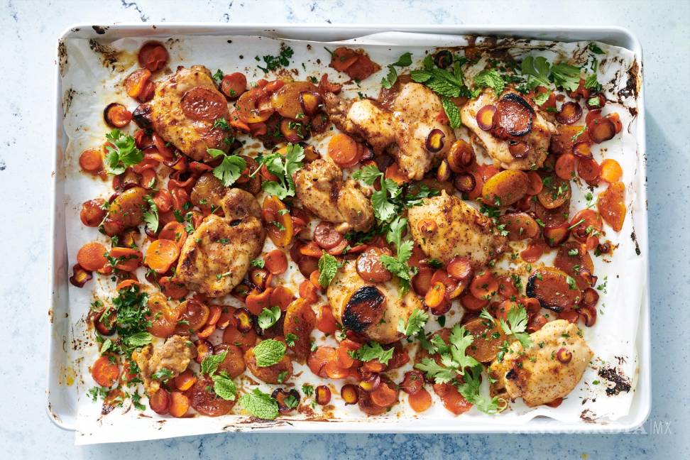 $!Los albaricoques secos, rehidratados en el jugo de la sartén, añaden deliciosos bocados de maravilla picante.