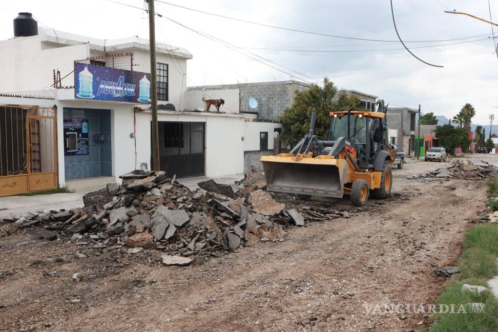 $!Maquinaria pesada retira el pavimento dañado en la colonia Colinas de San Lorenzo, donde ya se inició la repavimentación de calles.