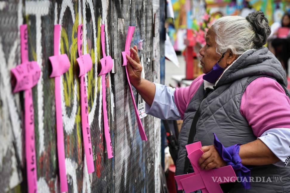 $!CIUDAD DE MÉXICO, 27 JUNIO 2024. Irinea, en compañía de mujeres activistas, realizó un acto simbólico en las inmediaciones del Ángel de la Independencia por el 14 aniversario luctuoso de su hija Mariana Lima Buendía, víctima de feminicidio.