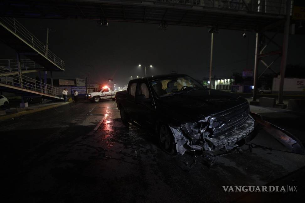 Lluvia en Saltillo deja tres accidentes: dos choques y una aparatosa volcadura