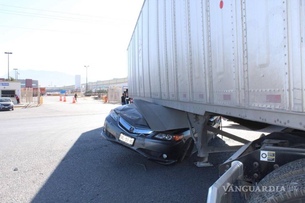 Automóvil sufre accidente y deja a conductor prensado debajo de tráiler en Lib. Óscar Flores Tapia
