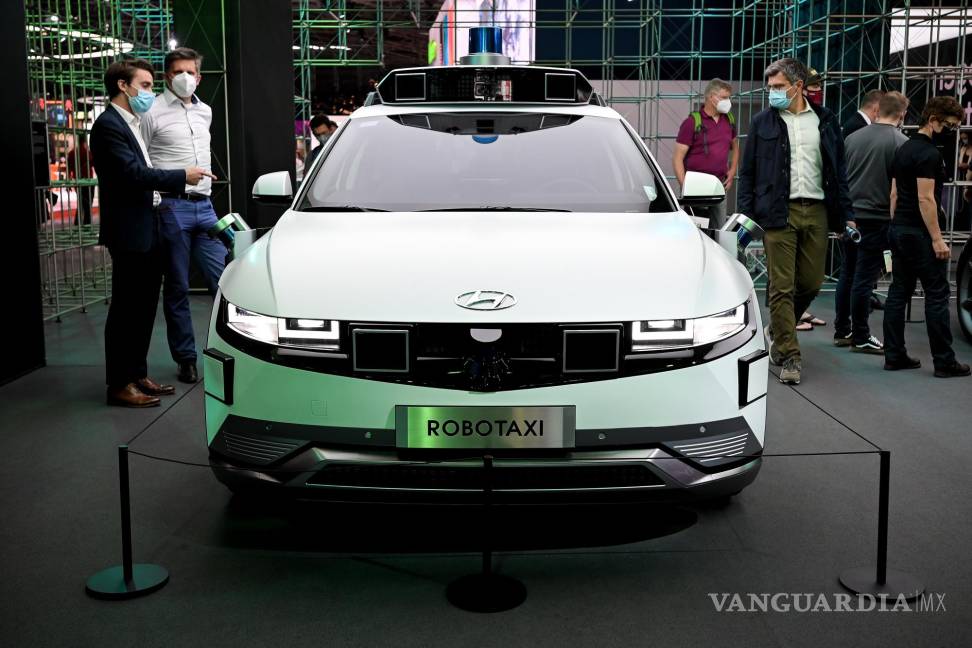 $!El Hyundai IONIQ 5 Robotaxi en exhibición en el primer día de vista previa para la prensa del Salón Internacional del Automóvil IAA en Munich, Alemania. EFE/EPA/Sascha Stenbach