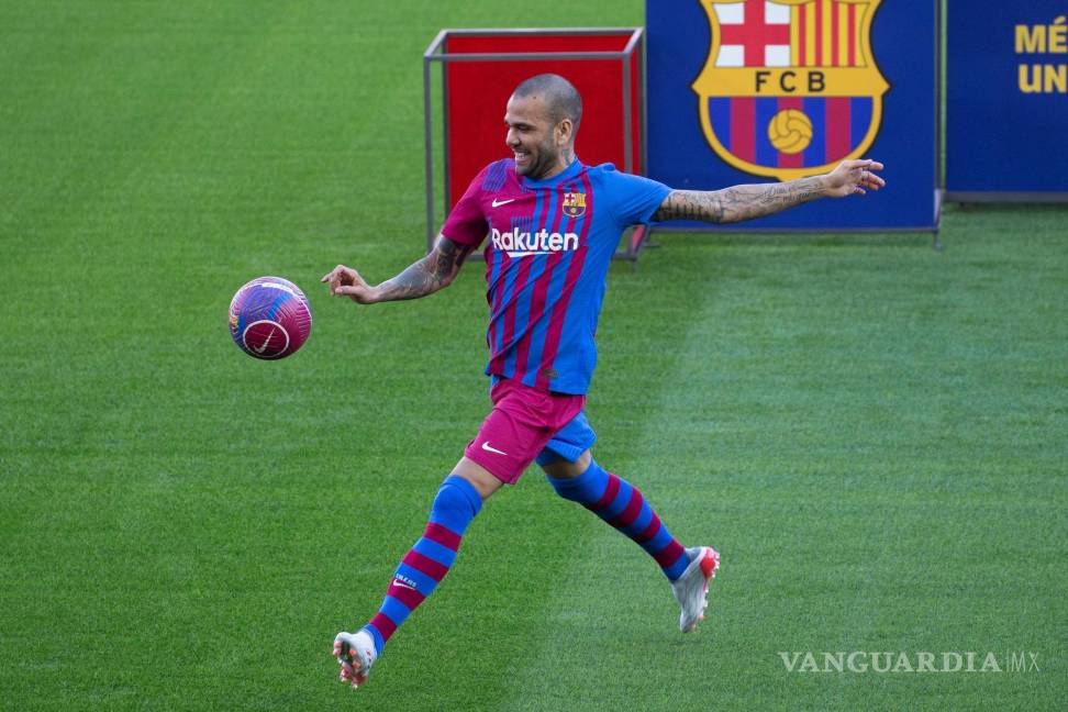 $!El lateral derecho brasileño, Dani Alves, durante su presentación como nuevo jugador del FC Barcelona este miércoles en el Camp Nou.