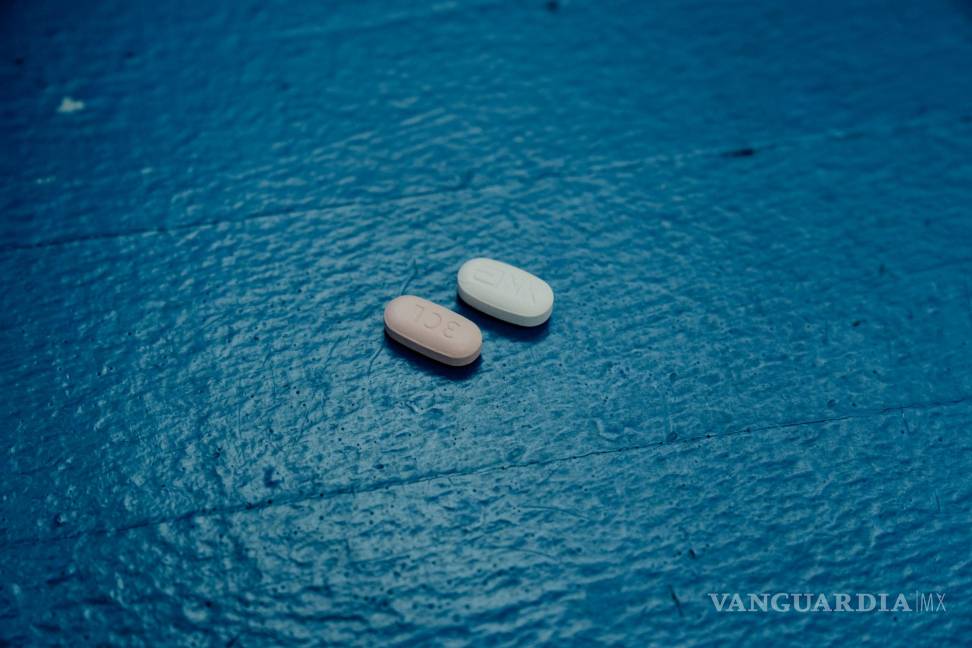 $!Dos píldoras utilizadas en el tratamiento antiviral Paxlovid, en una farmacia en Greenbelt, Maryland.