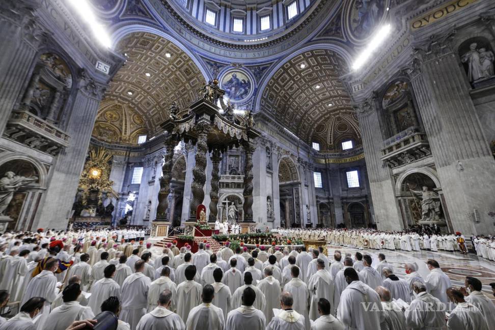 $!El Papa Francisco (centro, al fondo) asiste a la Misa Crismal dentro de la Basílica de San Pedro, en el Vaticano.