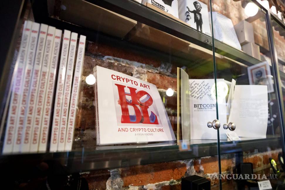 $!Fotografía que muestra libros de Crypto Art and Culture, en el Bitcoin Embassy Bar, en Ciudad de México (México). EFE/José Méndez