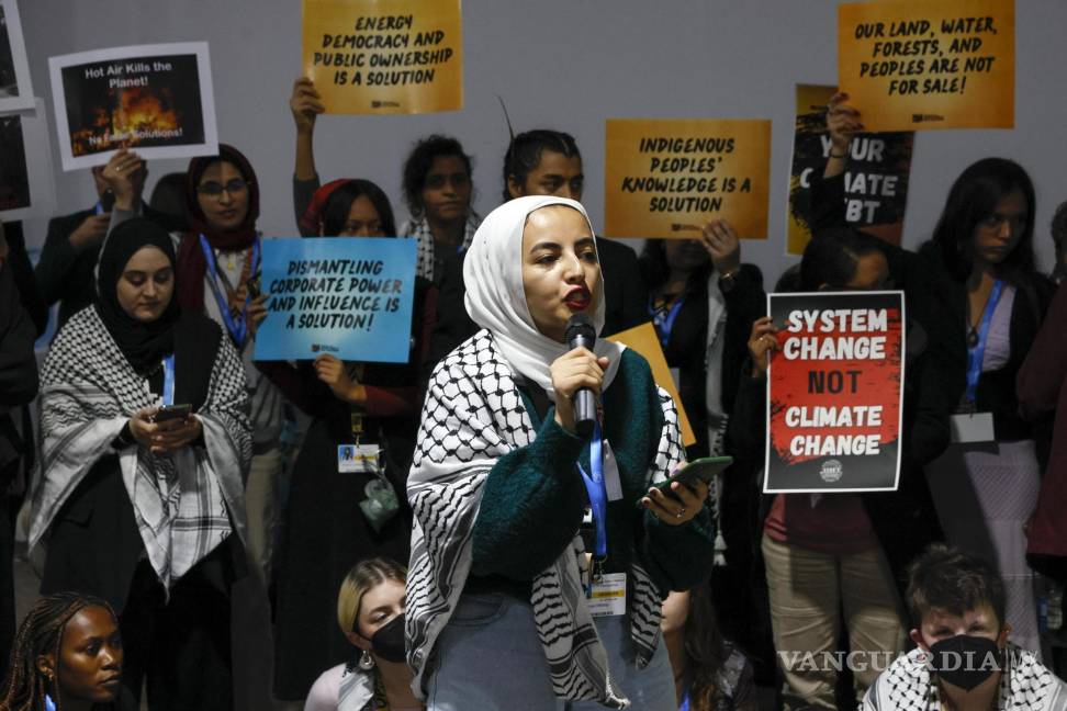 $!Activistas climáticos realizan una protesta durante la Conferencia de las Naciones Unidas sobre el Cambio Climático COP29 en Bakú, Azerbaiyán.