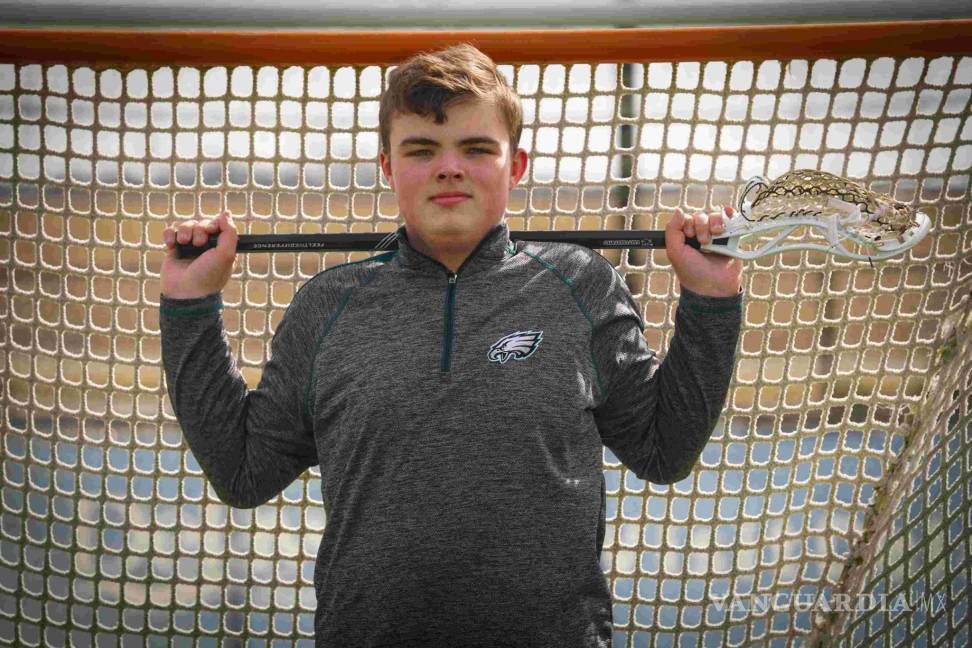 Excluyen a joven jugador de lacrosse por tener una cabeza demasiado grande