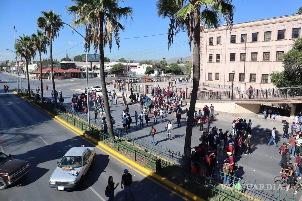 $!La mañana de este martes, los jóvenes continúan frente al Tec.