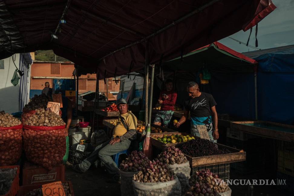 $!Un mercado callejero mayorista en Caracas este mes. Las renovadas sanciones contribuyen a elevar la inflación a tres dígitos este año.
