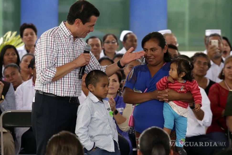 $!Peña Nieto pide a damnificados que no gasten los apoyos en &quot;una buena cerveza&quot;