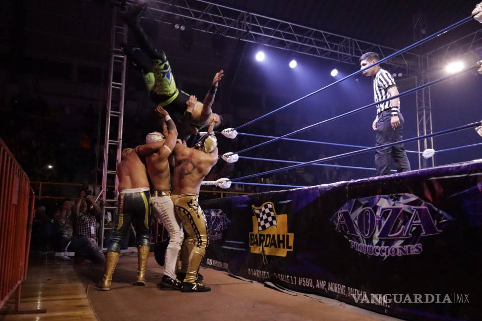 Vibrante noche de lucha libre vivió Saltillo este sábado