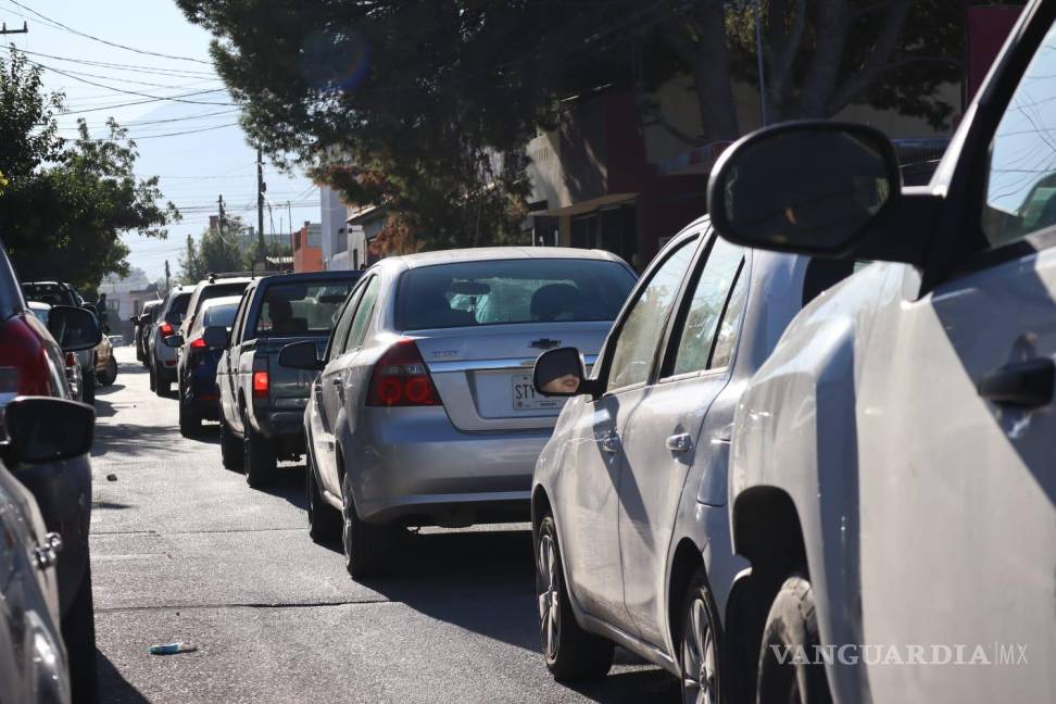 $!Niños y adolescentes enfrentan el tráfico y la agitación al regresar a clases en Saltillo, lidiando con el flujo vehicular en las calles de la ciudad.