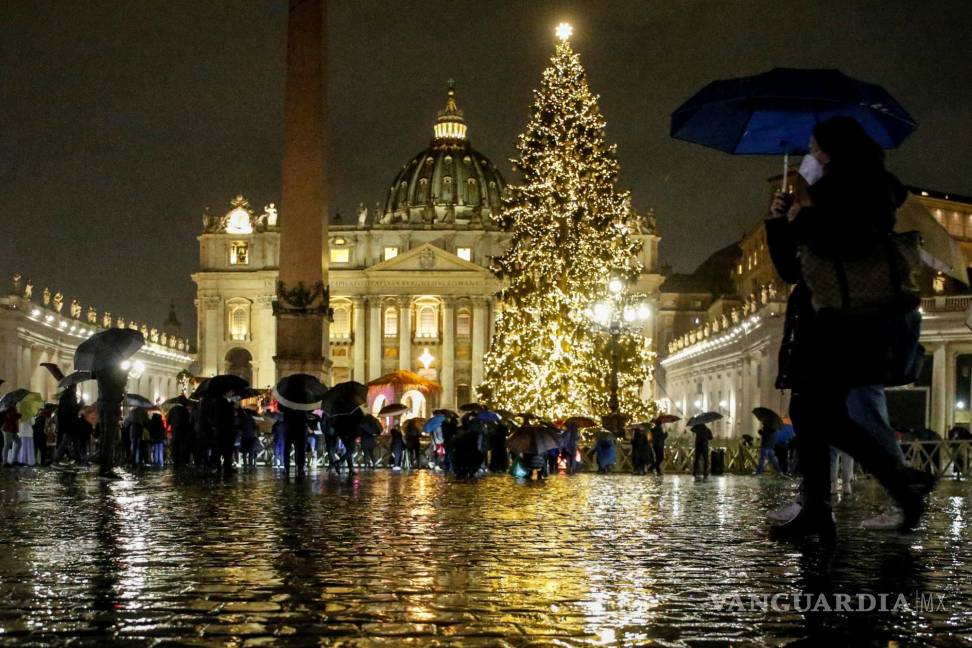 $!Un árbol de Navidad iluminado donado por la región de Trentino se encuentra en la Plaza de San Pedro, Ciudad del Vaticano. EFE/EPA/Fabio Frustaci