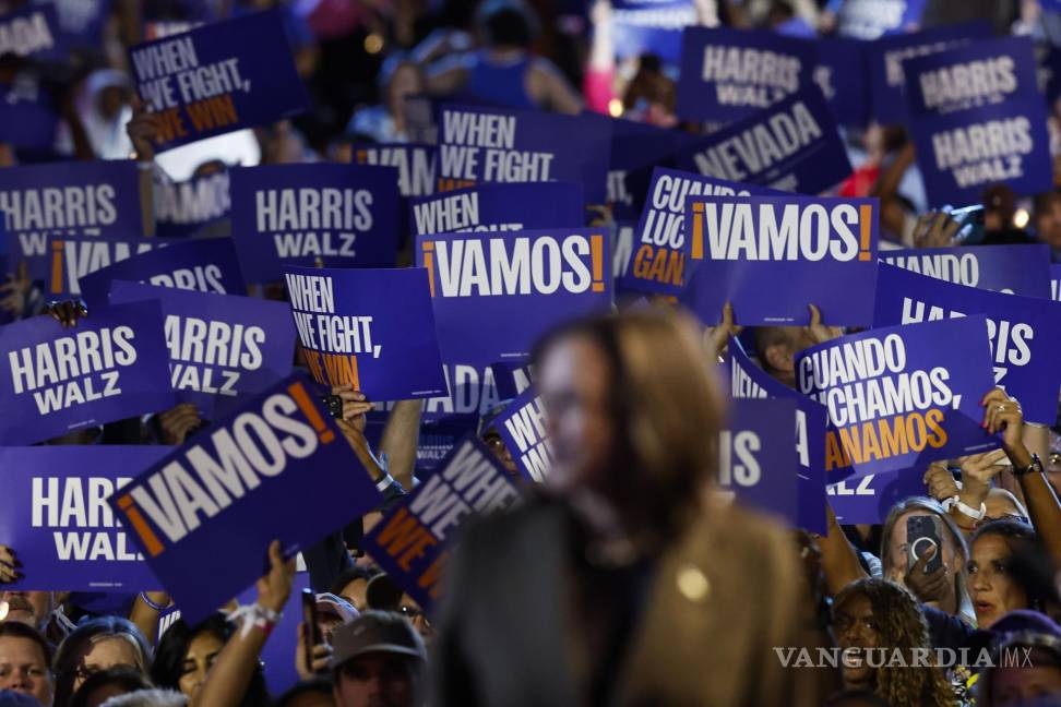 $!Varias personas animan a la candidata presidencial demócrata, la vicepresidenta estadounidense Kamala Harris, en una fotografía de archivo.