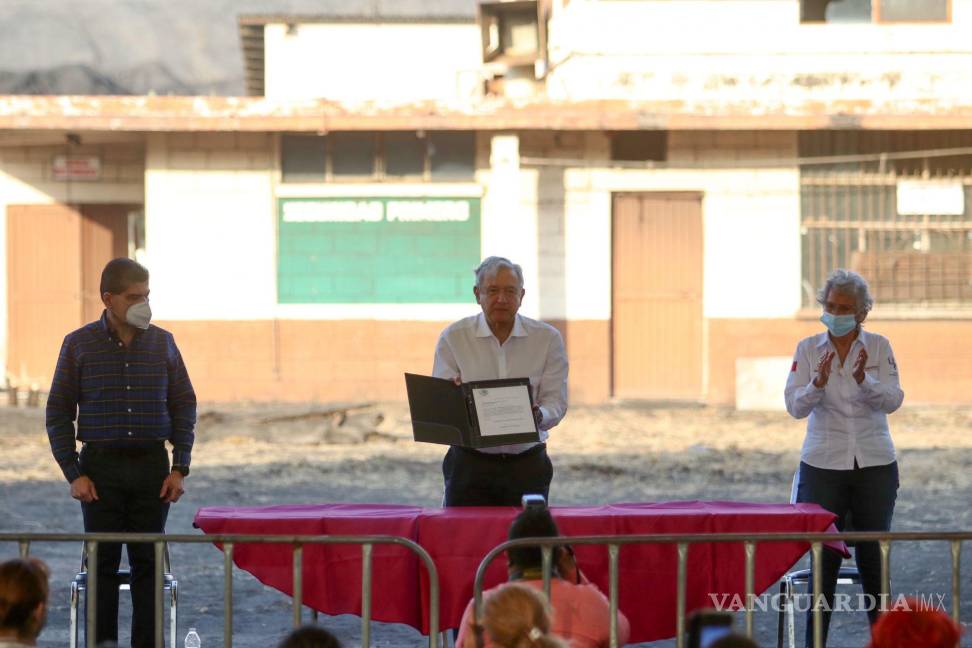 $!Miguel Riquelme Solís, gobernador de Coahuila y AMLO, durante el anuncio del plan rescate de los 63 mineros que murieron en la mina de Pasta de Conchos.
