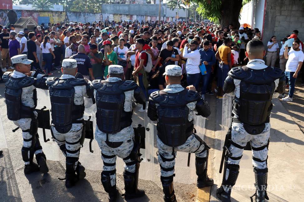 $!Personal de la Guardia Nacional (GN) bloquea el avance de migrantes a las oficinas de migración en el municipio de Tapachula en Chiapas.