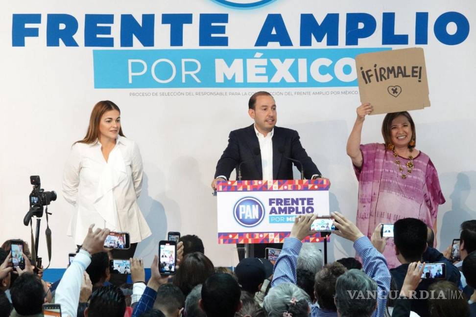 $!La senadora Xóchitl Gálvez acudió al registro a la candidatura a la presidencia por el Frente Amplio por México, realizado en las inmediaciones del PAN.