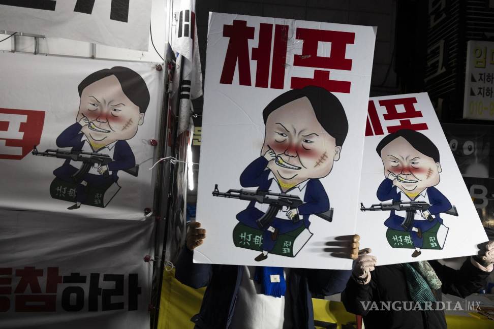 $!Manifestantes sostienen carteles pidiendo el arresto del presidente Yoon Suk Yeol durante una manifestación frente a la Asamblea Nacional en Seúl, Corea del Sur.