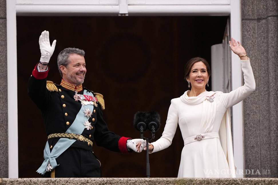 $!Los nuevos reyes, el rey Federico X y la reina Mary, celebraron una pequeña recepción.