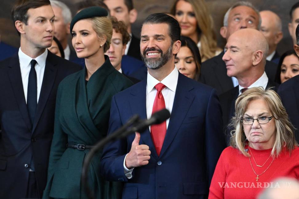 $!Donald Trump Jr. (C) levanta el pulgar durante la ceremonia de investidura antes de que Donald Trump preste juramento como el 47º presidente de Estados Unidos.