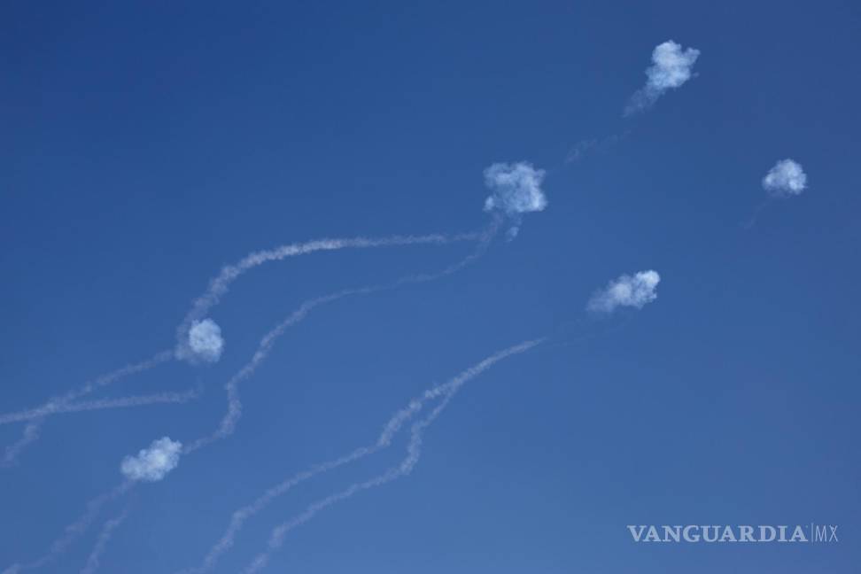 $!Rastros de los misiles interceptores israelíes Cúpula de Hierro anzados desde el sur del Líbano, cerca de Kiryat Shemona, en el norte de Israel,