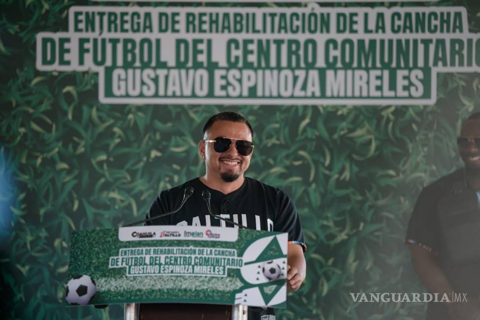 $!El empresario Christopher Delgado realizó la donación que permitió concretar la rehabilitación de la cancha.