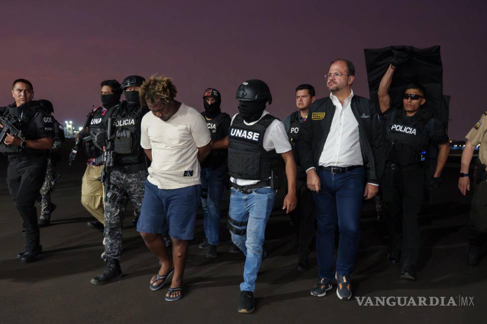 $!Un integrante de la banda Chone Killers conocido con el apodo de Bob Marley (c) fue detenido y enviado a la nueva cárcel en Guayaquil, Ecuador.