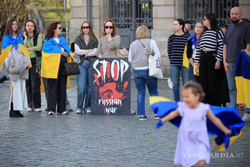 $!Personas en la manifestación ‘1000 Días con Ucrania’ organizada por la Asociación de Ucranianos en Portugal en Oporto, Portugal, el 17 de noviembre de 2024.